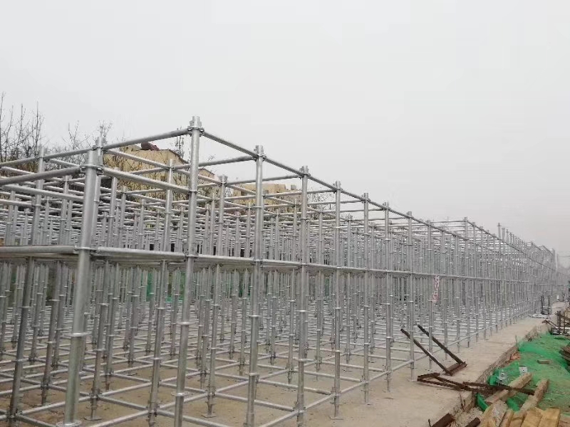 搭建腳手架橫向掃地桿與縱向掃地桿時，怎么設置好？ (圖1)